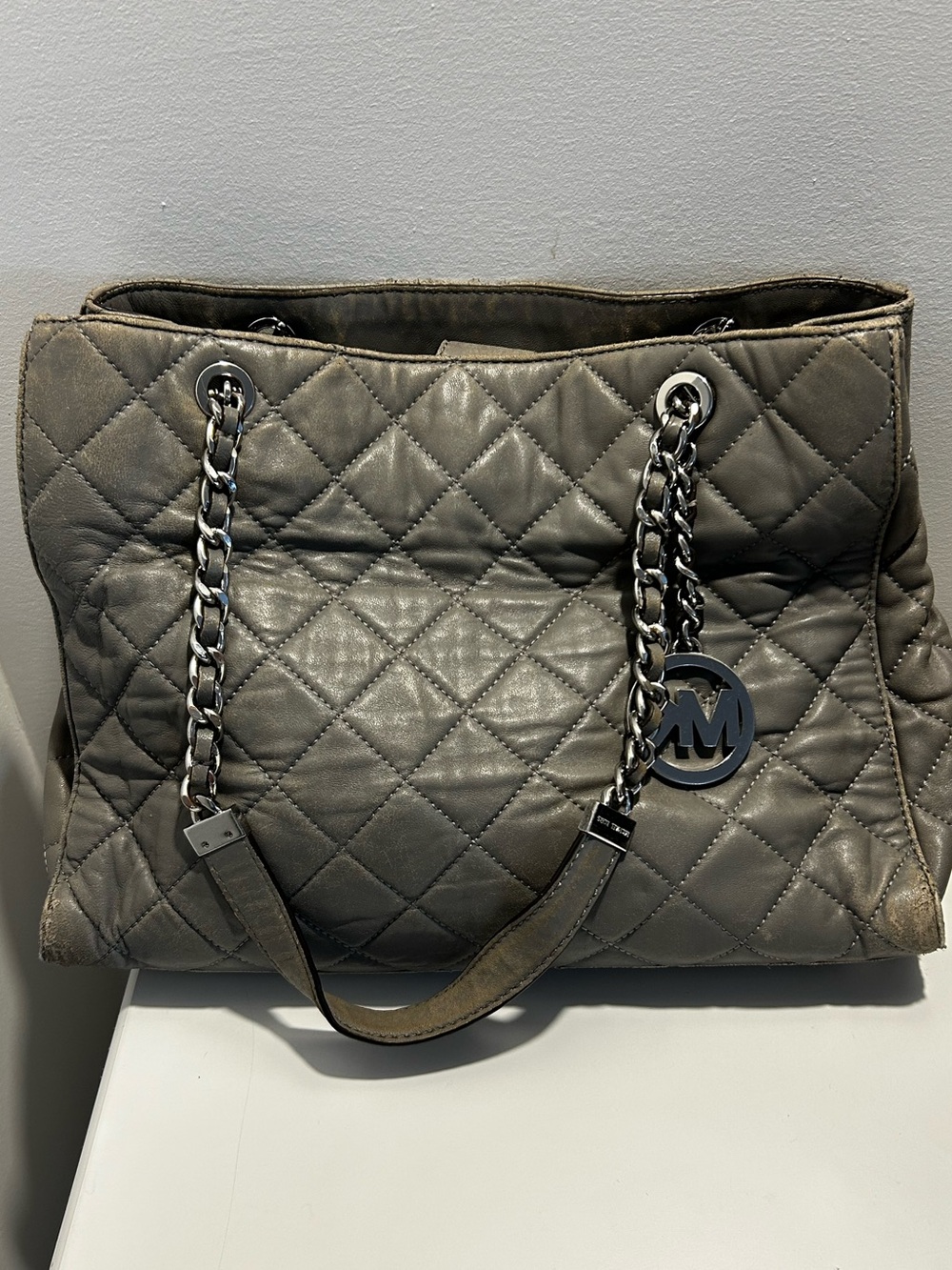 Michael Kors Quilted shoulder bag in Gray with Silver Hardware